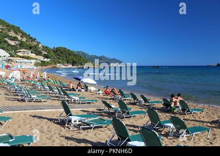 Korfu, Griechenland - Juni 3, 2016: Menschen am Strand in Pelekas, Korfu, Griechenland genießen. 558.000 Touristen besucht, Korfu im Jahr 2012. Stockfoto