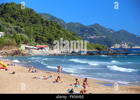 Korfu, Griechenland - Juni 3, 2016: Menschen am Strand in Pelekas, Korfu, Griechenland genießen. 558.000 Touristen besucht, Korfu im Jahr 2012. Stockfoto