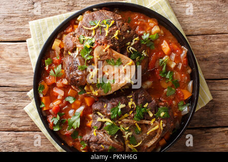 Rindfleisch Schaft Ossobuco alla Milanese mit gremolata und pikanter Sauce Nahaufnahme auf dem Tisch. horizontal oben Ansicht von oben Stockfoto