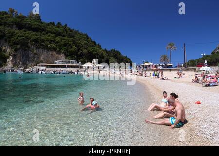 Korfu, Griechenland - Juni 2, 2016: Menschen am Strand von Paleokastritsa, Korfu, Griechenland genießen. 558.000 Touristen besucht, Korfu im Jahr 2012. Stockfoto