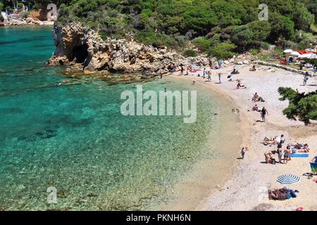 Korfu, Griechenland - Juni 2, 2016: Menschen am Strand von Paleokastritsa, Korfu, Griechenland genießen. 558.000 Touristen besucht, Korfu im Jahr 2012. Stockfoto