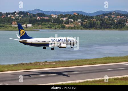 Korfu, Griechenland - Juni 5, 2016: Ryanair Boeing 737-800 kommt an den internationalen Flughafen Korfu, Griechenland. Ryanair ist einer der größten Betreiber von Boeing 737 Stockfoto