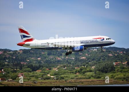 Korfu, Griechenland - Juni 5, 2016: British Airways Airbus A320 kommt zu den internationalen Flughafen Korfu, Griechenland. British Airways ist die nationale Fluggesellschaft des U Stockfoto