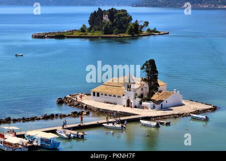 Kanoni, Korfu. Kirche Panagia Vlacherna und die Maus Insel Kloster. Stockfoto