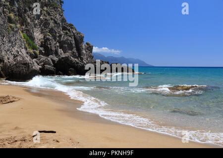 Korfu Strand Landschaft - Insel in Griechenland. Myrtiotissa Strand unterhalb der Klippen. Stockfoto