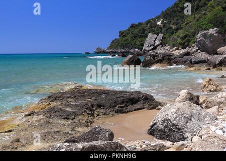 Korfu Strand Landschaft - Insel in Griechenland. Myrtiotissa Strand unterhalb der Klippen. Stockfoto