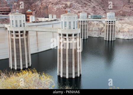 Hoover Dam in den Vereinigten Staaten. Berühmte Wasserkraftwerk an der Grenze von Arizona und Nevada. Stockfoto