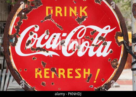 HACKBERRY, VEREINIGTE STAATEN - 2. APRIL 2014: Rusty retro Werbung für Coca Cola in Hackberry, Arizona. The Coca-Cola Company hatte Einkommen von 46.85 bi Stockfoto