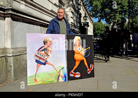 London, England, UK. Kaya Mar (Künstler) mit zwei Brexit Cartoons außerhalb der Downing Street während einer 3-stündigen Kabinettssitzung zu Brexit, Sept. 13 20 diskutieren Stockfoto