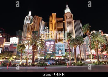 LAS VEGAS, USA - 13. APRIL 2014: die Menschen besuchen Sie die berühmten Strip von Las Vegas. 15 der 25 größten Hotels der Welt sind an den Streifen mit mehr t entfernt Stockfoto