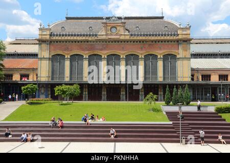 BUDAPEST, Ungarn - 19. JUNI 2014: die Menschen besuchen Nyugati Bahnhof (westlichen) in Budapest. Es ist die größte Stadt in Ungarn und der 9. größte in Th Stockfoto