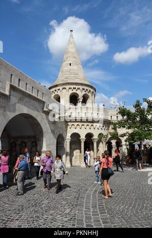 BUDAPEST, Ungarn - 20. JUNI 2014: die Menschen besuchen Fisherman's Bastion in Budapest. Es ist die größte Stadt in Ungarn und der 9. größte in der EU (Mühle 3.3 Stockfoto