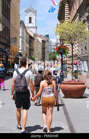 BUDAPEST, UNGARN, 22. JUNI 2014: die Menschen besuchen Váci utca in Budapest. 3,3 Millionen Menschen leben im Großraum Budapest. Es ist die größte Stadt Stockfoto