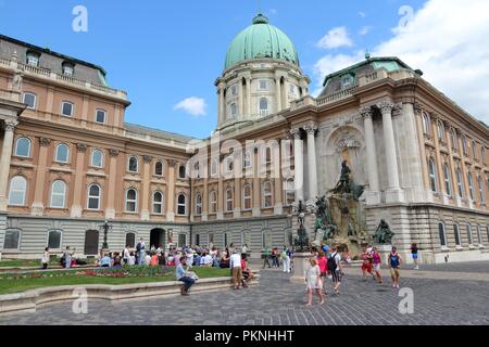 BUDAPEST, Ungarn - 20. JUNI 2014: die Menschen besuchen Schloss Buda in Budapest. Es ist die größte Stadt in Ungarn und der 9. größte in der EU (3,3 Mio. peop Stockfoto
