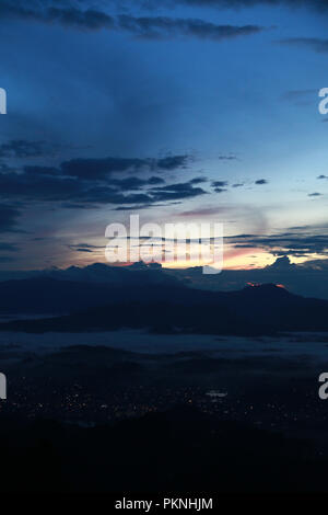 Blick auf den berühmten Niedrigen Cloud bei Toraja Utara von "Tombi, Sulawesi, Indonesien gesehen Stockfoto