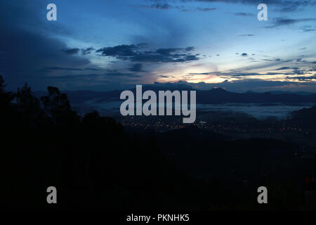 Blick auf den berühmten Niedrigen Cloud bei Toraja Utara von "Tombi, Sulawesi, Indonesien gesehen Stockfoto