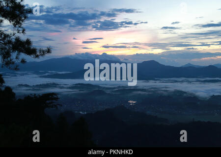 Blick auf den berühmten Niedrigen Cloud bei Toraja Utara von "Tombi, Sulawesi, Indonesien gesehen Stockfoto