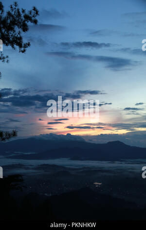 Blick auf den berühmten Niedrigen Cloud bei Toraja Utara von "Tombi, Sulawesi, Indonesien gesehen Stockfoto