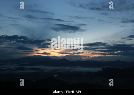 Blick auf den berühmten Niedrigen Cloud bei Toraja Utara von "Tombi, Sulawesi, Indonesien gesehen Stockfoto