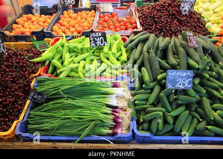 Lebensmittelmarkt in Budapest, Ungarn (Große Halle). Frische Produkte Marktplatz. Stockfoto