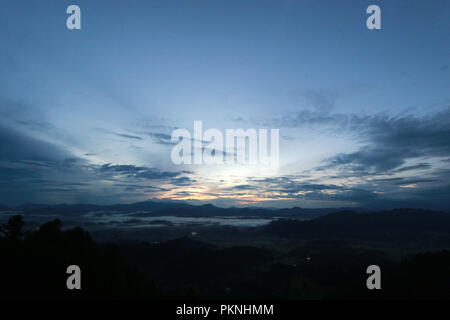 Blick auf den berühmten Niedrigen Cloud bei Toraja Utara von "Tombi, Sulawesi, Indonesien gesehen Stockfoto