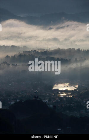 Die berühmten Niedrigen Cloud bei Toraja Utara von "Tombi, Sulawesi, Indonesien gesehen Stockfoto