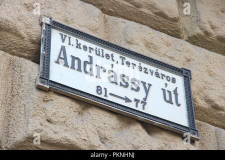 Budapest, Ungarn - Andrassy Utca (Andrassy Straße) unterzeichnen. Eine der bekanntesten touristischen Straßen in Budapest. Stockfoto