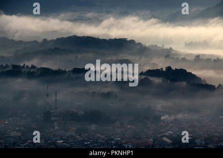 Die berühmten Niedrigen Cloud bei Toraja Utara von "Tombi, Sulawesi, Indonesien gesehen Stockfoto