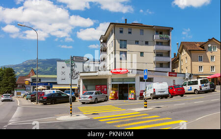 Adelboden, Schweiz - 23. Juni 2018: Gebäude entlang Bienenheimstrasse Straße in der Gemeinde Seewen. Seewen ist ein Ortsteil der Gemeinde Sch Stockfoto