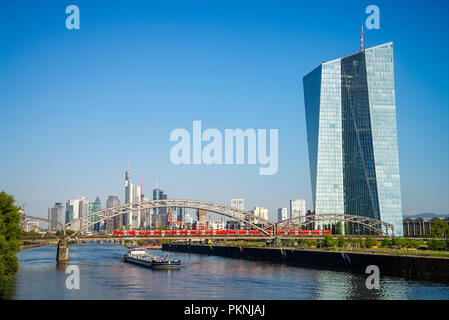 Europäische Zentralbank (EZB) in Frankfurt mit Skyline und Blick auf den Main Stockfoto