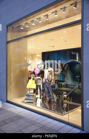 Wien - 4. SEPTEMBER: Peek&Cloppenburg Store am 4. September 2011 in Wien. Das Unternehmen Gegründet im Jahr 1900 beschäftigt 13.700 Personen (2010) und läuft appar Stockfoto