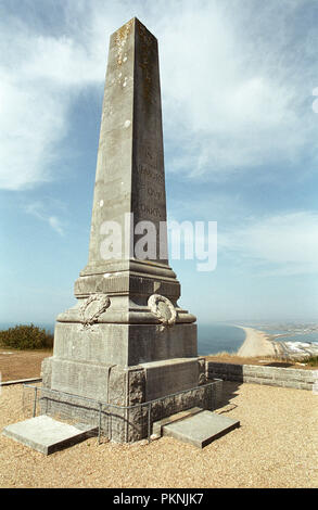 Kriegerdenkmal auf der Isle of Portland. Chesil Beach befindet sich an der rechten Hintergrund Dorset, Großbritannien. Stockfoto