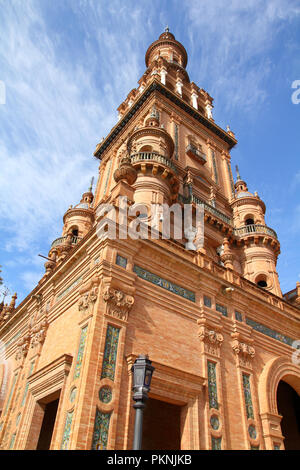 Berühmte Turm (Torre Norte) an der Plaza de Espana, Sevilla, Spanien Stockfoto