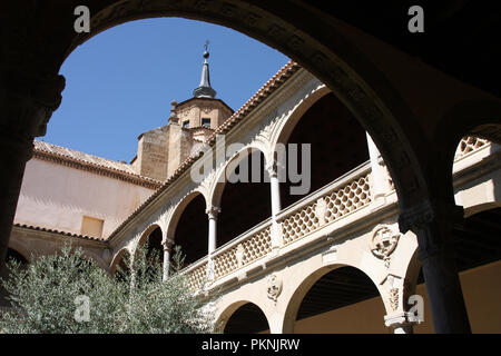 Schöner Innenhof mit Garten und dekorative Klöster im Vintage Museo de la Santa Cruz - Museum in Toledo, Spanien Stockfoto