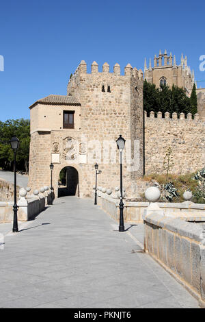 Berühmten Saint Martin Brücke in Toledo. Alte mittelalterliche Sehenswürdigkeiten in Spanien. Stockfoto