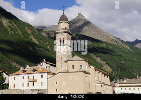 Italien, Valle d'Aosta, Aosta, Blick auf die Stadt mit dem Parc Gran Paradiso Kulisse. Stockfoto