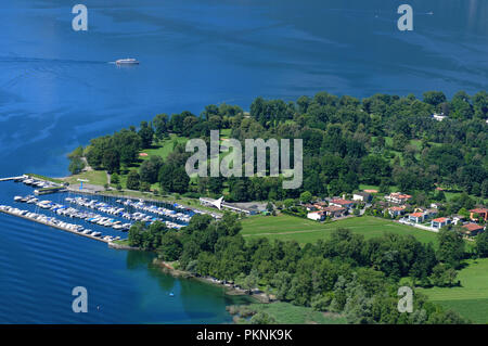 Schweiz: Paragliding über Lago Maggiore Delta mit Blick auf den Yachthafen in Ascona Stockfoto