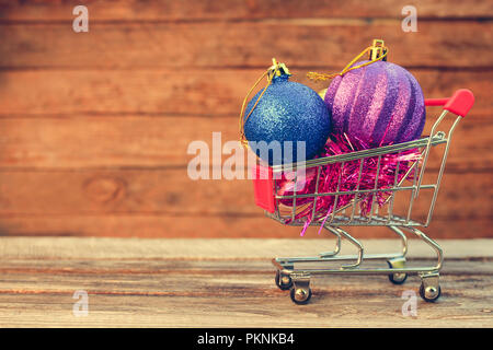 Warenkorb mit Weihnachtsschmuck. Getönten Bild. Stockfoto