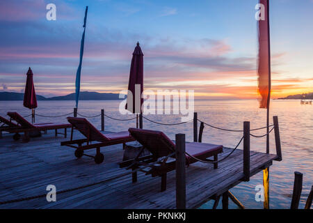 Steg bei Sonnenuntergang, Raja Ampat, West Papua, Indonesien Stockfoto