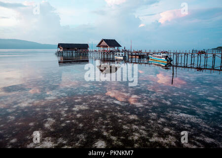 Steg am Morgen, Raja Ampat, West Papua, Indonesien Stockfoto