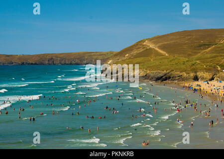 Einer sehr belebten Strand in Perranporth, Cornwall, UK gelegen Stockfoto