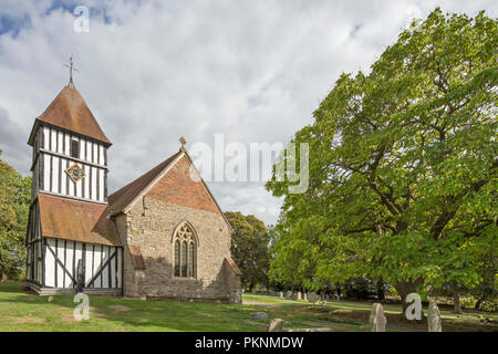 Die Kirche St. Peter an Pirton, Worcestershire, England, UK gerahmt Stockfoto