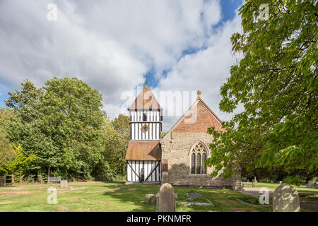 Die Kirche St. Peter an Pirton, Worcestershire, England, UK gerahmt Stockfoto