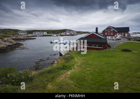 Norwegische Landschaften an einem bewölkten, regnerischen Tag. Averoy, Nordatlantik, Norwegen Stockfoto