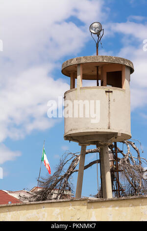 Stahlbeton Wachturm in einer ehemaligen Kaserne Stockfoto