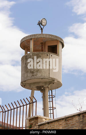 Stahlbeton Wachturm in einer ehemaligen Kaserne Stockfoto