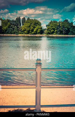 Ufer des Flusses Allier Vichy Stadt, Allier, Auvergne, Rhône-Alpes, Frankreich Stockfoto