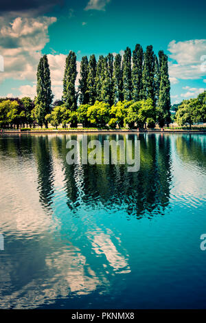 Ufer des Flusses Allier Vichy, Frankreich Stockfoto