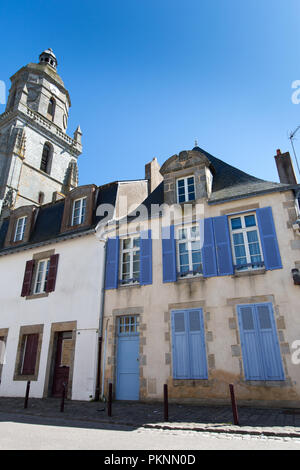 Le Croisic, Frankreich. Malerische Ansicht von Wohn- Wohnungen an der Kreuzung von Le Croisic die Rue du Pont de Chat und Rue de l'Église. Stockfoto