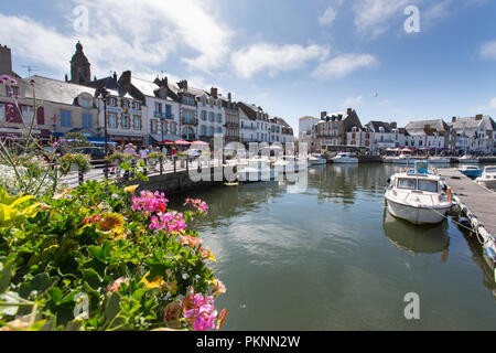 Le Croisic, Frankreich. Malerische farbenfrohen Blick auf Le Croisic, Hafen und Jachthafen am Quai d'Aiguillon. Stockfoto